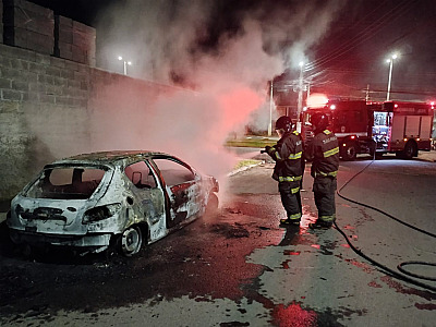 Carro pega fogo durante a madrugada no Travessão