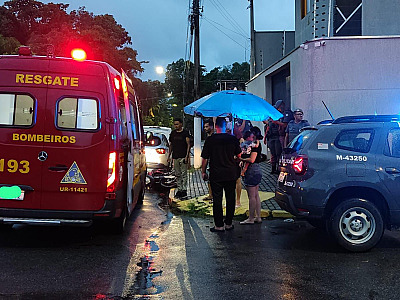 Mulher de 20 anos fica ferida após acidente entre carro e moto na Barra da Lagoa, em Ubatuba