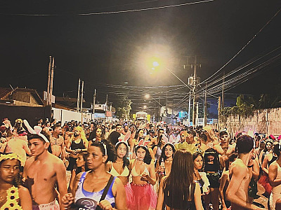 Foliões deixam a desigualdade entre os gêneros de lado e se vestem de mulher em blocos de Carnaval
