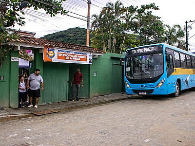 Prefeitura de São Sebastião muda rota do transporte escolar para atender alunos abrigados em pousadas