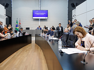 Comissão da Alesp dá aval a projeto que proíbe uso de celulares nas escolas