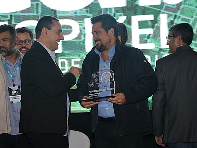 Felipe Augusto recebe Prêmio de Inteligência Municipal por colaboração da Geopixel durante a catástrofe