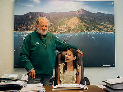 Toninho Colucci realiza o sonho de menina que queria ser prefeita por um dia em Ilhabela