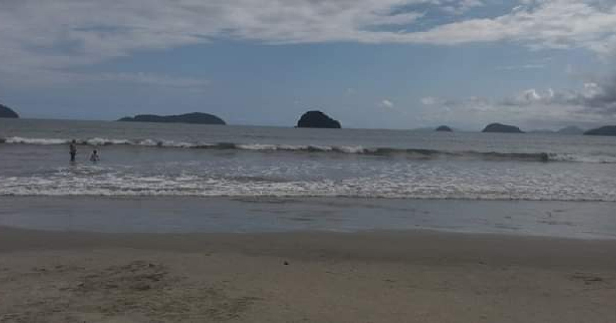 Homem tenta salvar sobrinha e acaba morrendo na praia de Ubatumirim