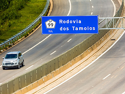 Manutenção de rede elétrica provocará operação pare e siga na Rodovia dos Tamoios