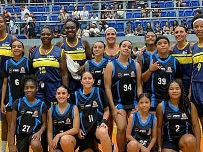 Basquete Feminino de Caraguatatuba participa de jogo comemorativo com campeãs mundiais no Sesc Jundiaí