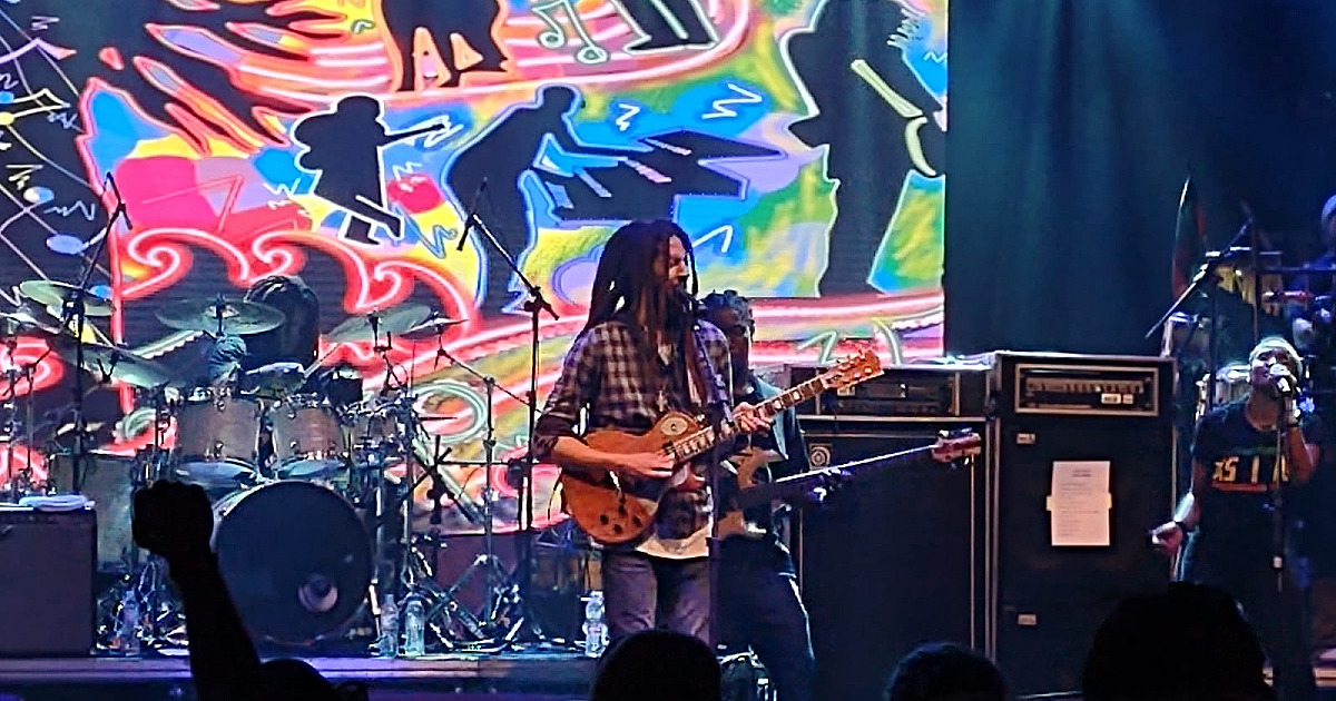 Julian Marley arrasta multidão para o Complexo Turístico da Rua da Praia