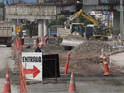Obras dos Contornos complicam a vida do motorista em Caraguatatuba pelo menos até dezembro