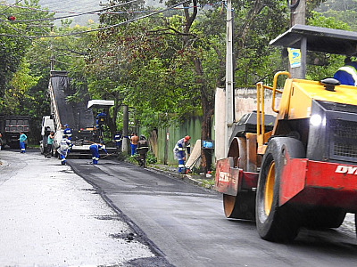 Prefeitura de São Sebastião inicia recapeamento asfáltico na Rua Maria Moreira em Paúba