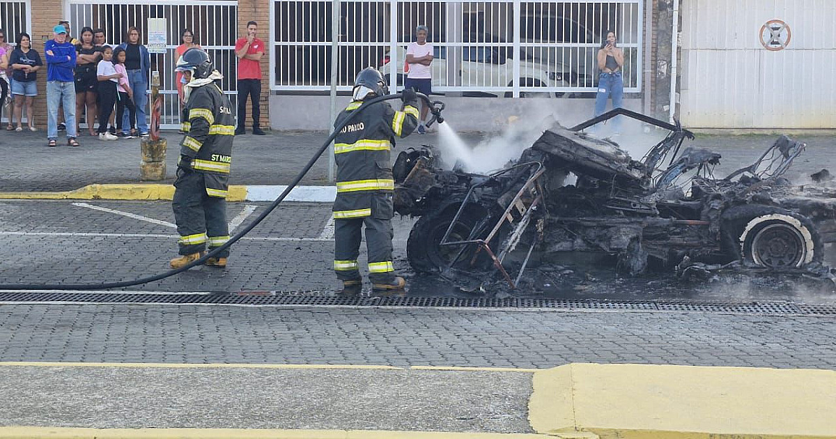 Veículo pega fogo no centro de Ubatuba e é contido pelos Bombeiros