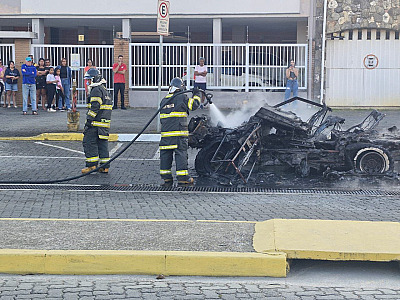 Veículo pega fogo no centro de Ubatuba e é contido pelos Bombeiros