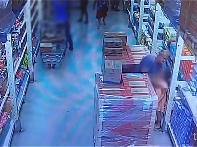 Sem bom senso, idoso de 60 anos é flagrado por câmeras “apalpando” menina em supermercado de Caraguá