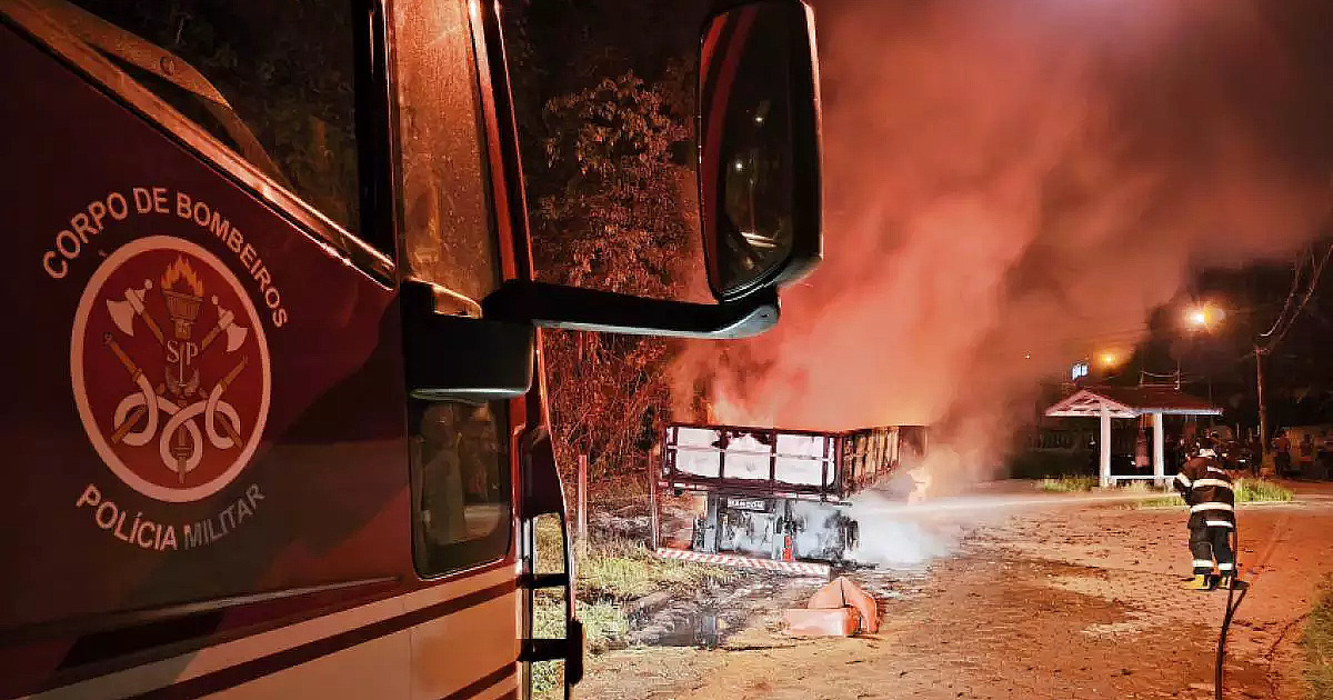 Carreta é destruída por fogo e assusta moradores em Ubatuba