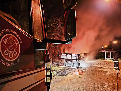 Carreta é destruída por fogo e assusta moradores em Ubatuba