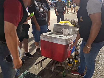 Alerta: fiscais apreendem bebidas adulteradas com ambulante irregular em Caraguatatuba