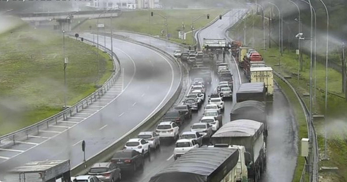 Rodovia dos Tamoios: Serra Antiga fica 12 horas bloqueada por risco de deslizamentos