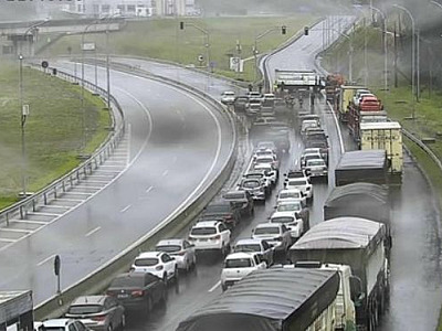 Rodovia dos Tamoios: Serra Antiga fica 12 horas bloqueada por risco de deslizamentos