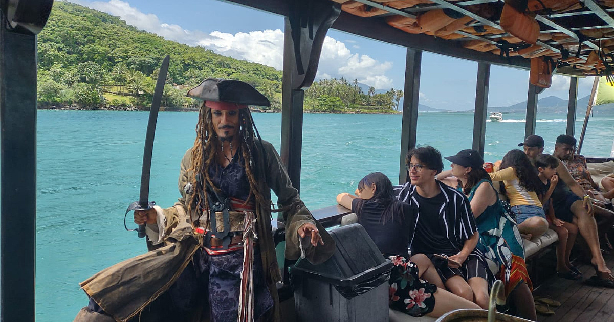 Passeio em escuna pirata revela surpresas em roteiro clássico as belas praias de Ilhabela