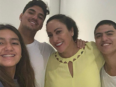 Mãe de Medina posta foto no Instagram e é parabenizada por “ficar de boa” com o tricampeão mundial de surfe