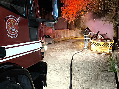 Incêndio em caçamba de entulho assusta moradores no bairro Umuarama, em Ubatuba