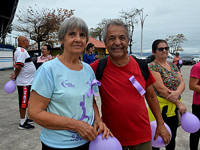 Caminhada de combate à violência contra a mulher no Agosto Lilás reúne centenas de pessoas no Centro de Caraguatatuba