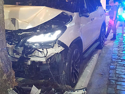 Motorista foge da PM, bate caminhonete e acaba preso Ilhabela