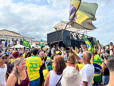 Bolsonaro é recebido como herói na Rua da Praia em São Sebastião nesta quarta-feira (7)