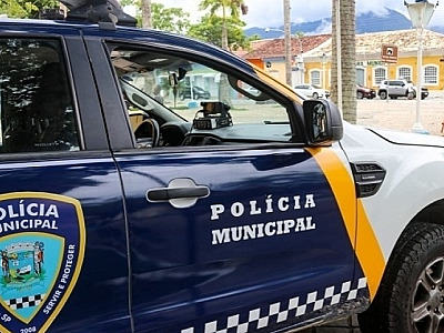 VÍDEO: GCM de São Sebastião prende motorista após fuga com “cavalo de pau” e carro sem placa