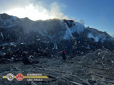 Incêndio no “lixão do barranco” assusta moradores em Caraguá no sábado de Carnaval
