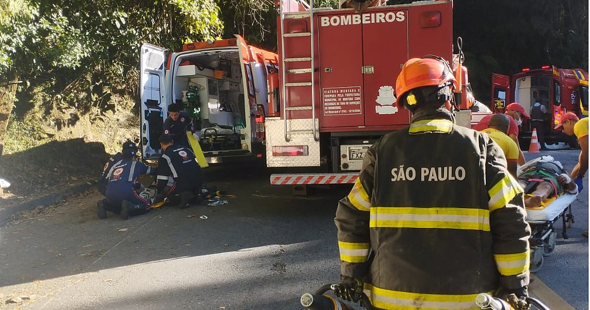 Kombi com cinco pessoas perde o freio na descida da Serra de Ubatuba