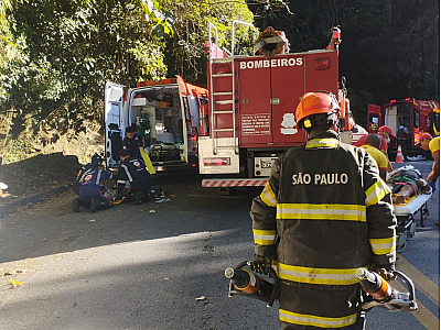 Kombi com cinco pessoas perde o freio na descida da Serra de Ubatuba