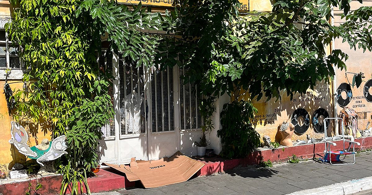 Comerciante pede socorro ao JDL para ser ouvida e encontrar solução para moradores de rua acampados em calçada no centro de S.S
