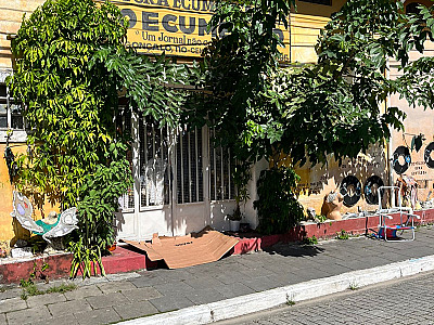 Comerciante pede socorro ao JDL para ser ouvida e encontrar solução para moradores de rua acampados em calçada no centro de S.S
