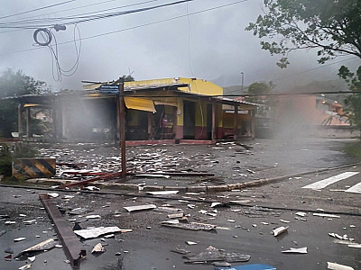 Tormenta destrói bar em São Sebastião; ventos causam transtornos e assustam moradores