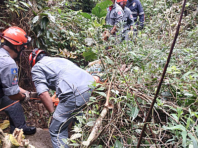 Turista norte-americana é resgatada após acidente em trilha de cachoeira em Ilhabela