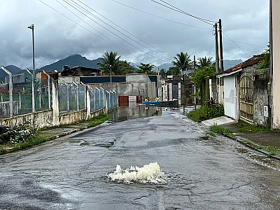 Moradores a mercê da própria sorte aguardam água da chuva escoar naturalmente em Caraguatatuba