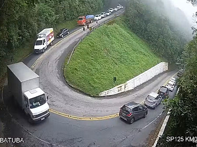 Trecho de serra da rodovia Oswaldo Cruz é interditado em Ubatuba