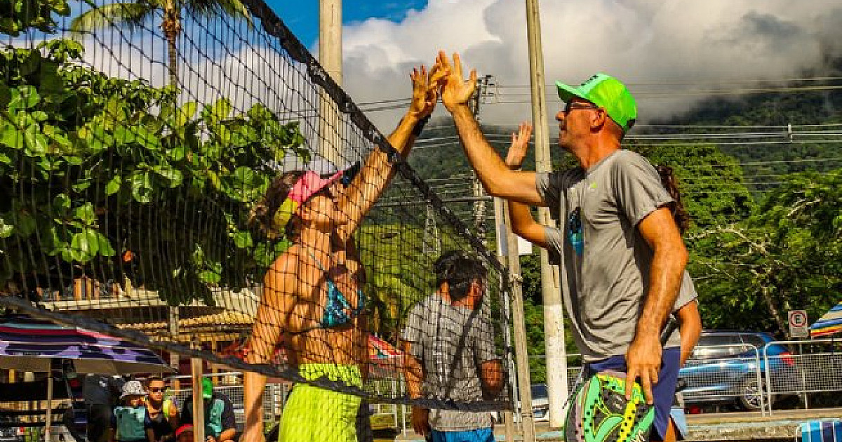 Prefeitura de São Sebastião abre lista de espera para aulas de beach tennis na Praia do Porto Grande