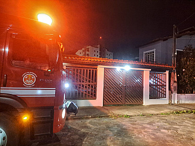 Ação rápida evita que incêndio se espalhe em casa no Martim de Sá