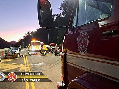 Colisão na Rodovia dos Tamoios deixa duas pessoas feridas