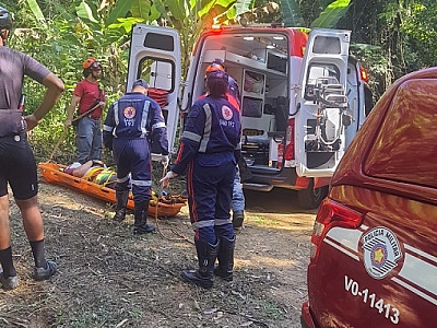 Bombeiros socorrem atleta ferido em trilha de ‘mountain bike’ em Ilhabela