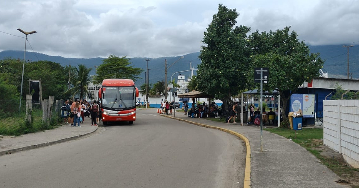 Depois de feriado com sol, turistas enfrentam "fila imensa" para sair de Ilhabela; 5 mil carros entraram no arquipélago