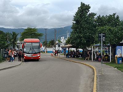 Depois de feriado com sol, turistas enfrentam "fila imensa" para sair de Ilhabela; 5 mil carros entraram no arquipélago
