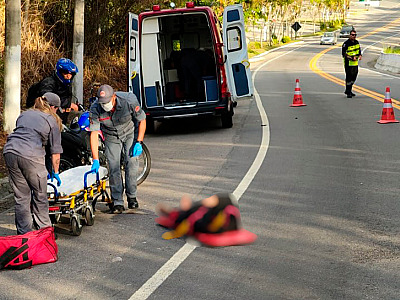 Mulher morre após queda de moto na SP-55, em São Sebastião