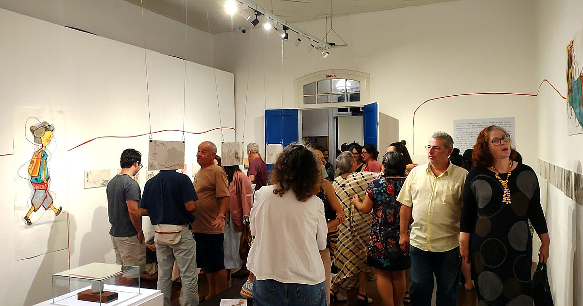 Aniversariante do dia, Mieko Ukeseki, recebe carinho dos amigos em lançamento de livro na Casa da Cultura em SS