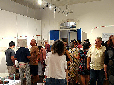 Aniversariante do dia, Mieko Ukeseki, recebe carinho dos amigos em lançamento de livro na Casa da Cultura em SS