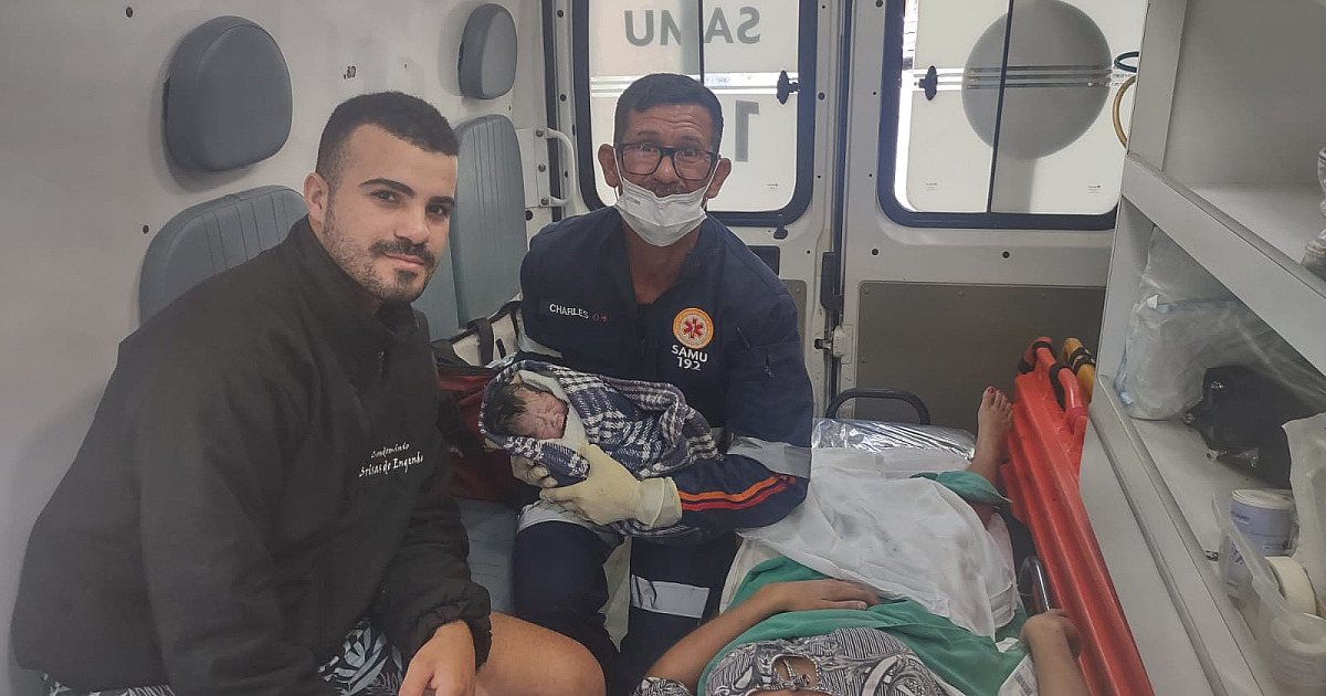 Socorristas do SAMU realizam parto dentro da ambulância