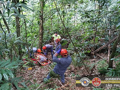 Motociclista cai em ribanceira e sofre traumatismo cranioencefálico na costa sul de S.S