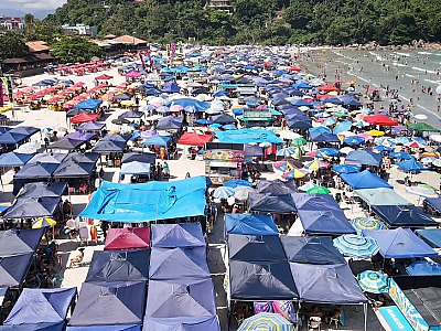 Vereador quer proibir tendas em praias de Ubatuba com lei que prevê multa e apreensão da estrutura