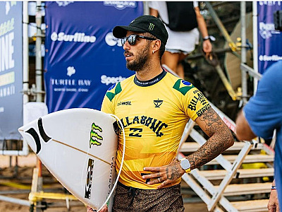 Em bateria emocionante, Chianca desbanca Toledo em Pipeline
